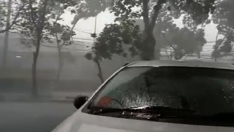 Video Hujan Deras Dan Angin Kencang Landa Jabodetabek