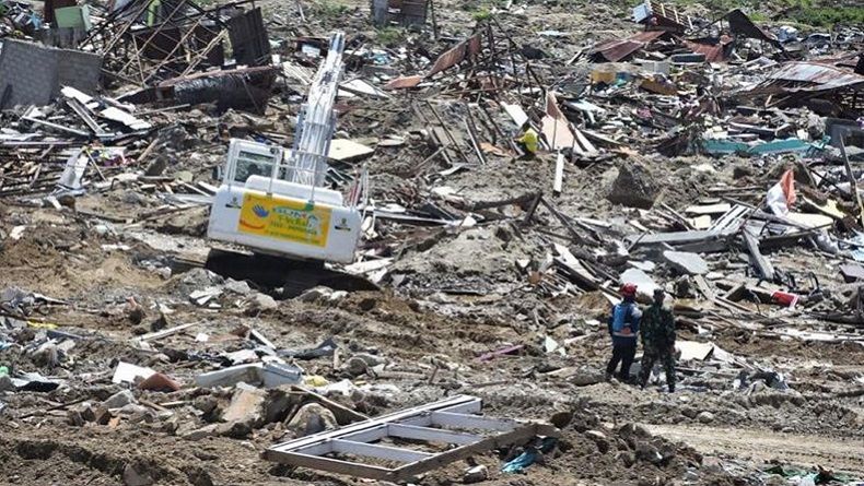 title Hilangkan Trauma, TNI Ratakan Lokasi Likuifaksi Palu dengan Alat Berat Hilangkan Trauma, TNI Ratakan Lokasi Likuifaksi Palu dengan Alat Berat