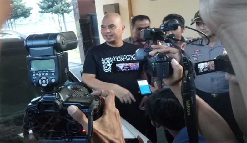 Datangi Polda Jatim, Dhani Kenakan Kaus Bertuliskan Kalimat Tauhid