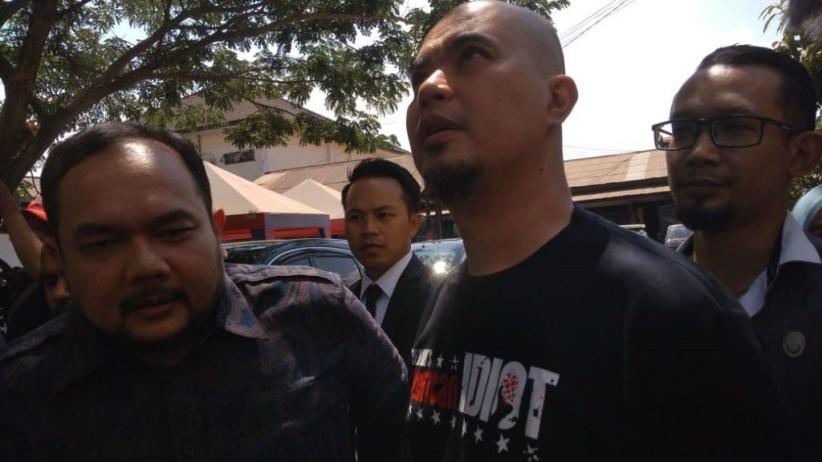 Diperiksa Kasus Ujaran Idiot, Ahmad Dhani Pakai Kaos American Idiot