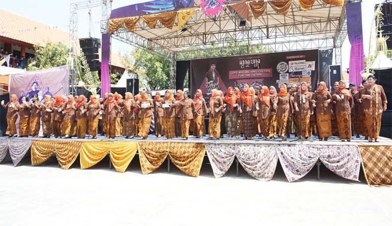 Cetak Rekor Nyanyikan Lagu 34 Daerah, SMA 2 Kendal Diganjar Leprid