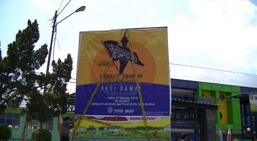 title Polisi Turunkan Baliho Aksi Bela HTI di Kendari Polisi Turunkan Baliho Aksi Bela HTI di Kendari