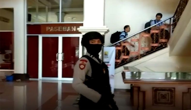 Geledah 3 Kantor Pemkab Cirebon, KPK Angkut 7 Koper Dokumen