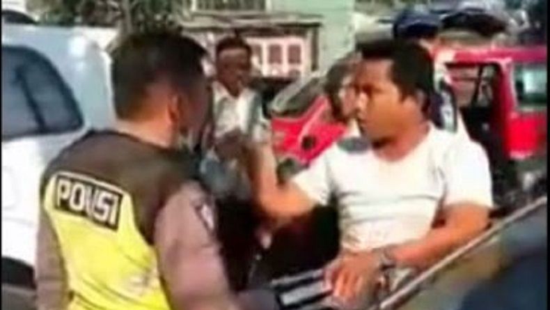 Viral, Pengendara Mengamuk dan Rampas HT karena Ditilang Polisi