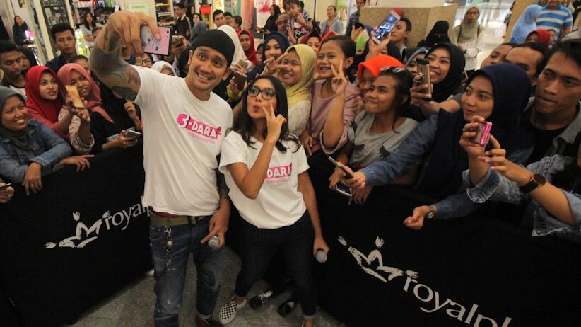 Pemain Film 3 Dara 2 Sapa Penggemar di Surabaya - Bagian 1