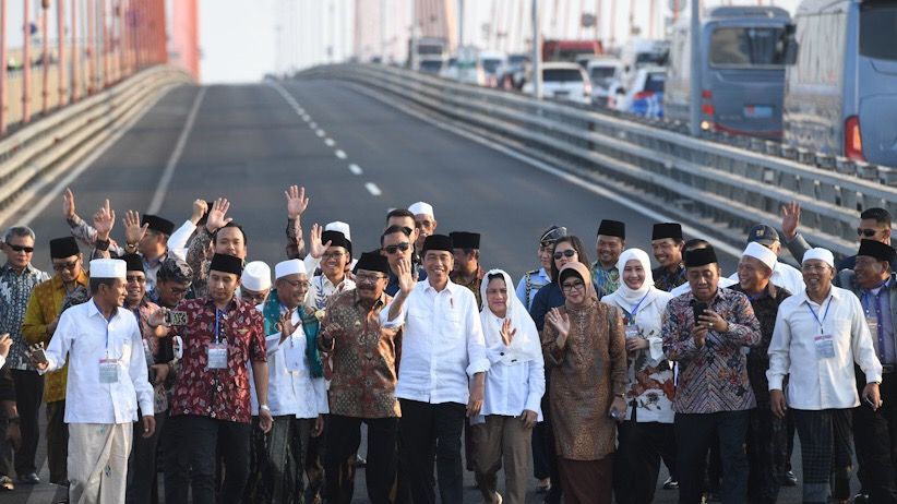 Presiden Jokowi Gratiskan Tarif Jalan Tol Jembatan Suramadu - Bagian 1