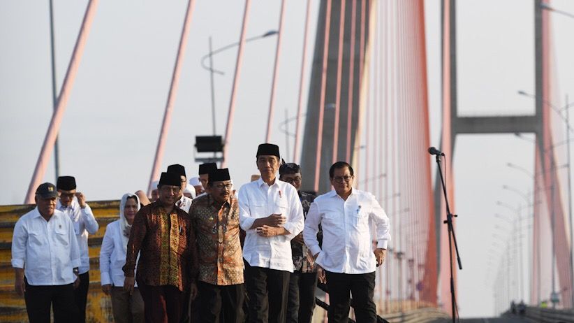 Presiden Jokowi Gratiskan Tarif Jalan Tol Jembatan Suramadu - Bagian 2