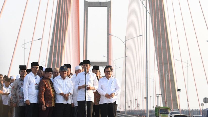 Presiden Jokowi Gratiskan Tarif Jalan Tol Jembatan Suramadu - Bagian 4