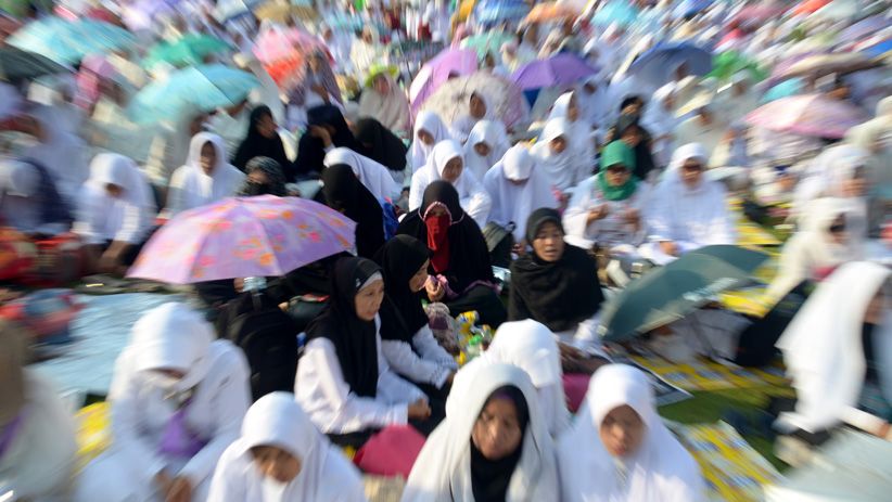 Ribuan Jamaah Ikuti Istigasah Kubro di GOR Delta Sidoarjo - Bagian 5