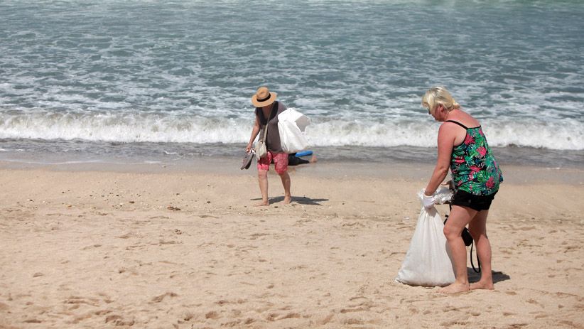 Warga Lokal dan Luar Negeri Bersama-Sama Bersihkan Pantai Kuta Bali - Bagian 2