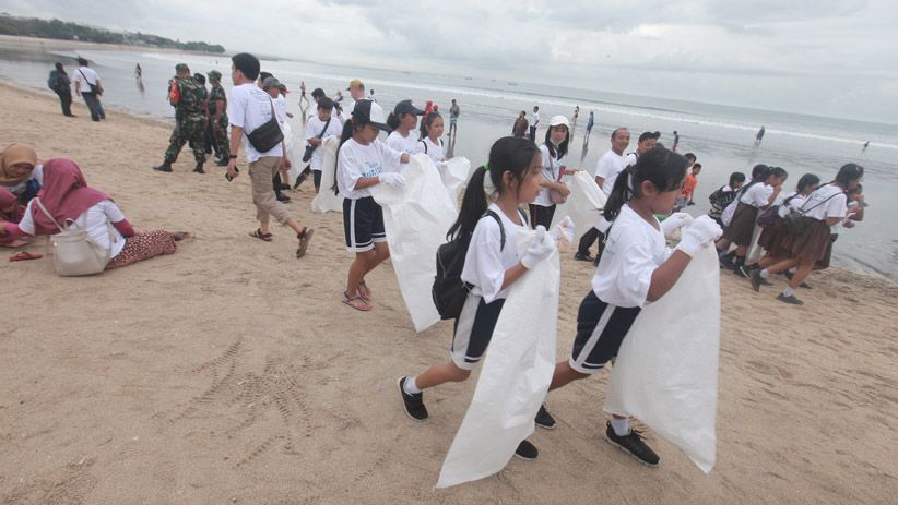 Warga Lokal dan Luar Negeri Bersama-Sama Bersihkan Pantai Kuta Bali