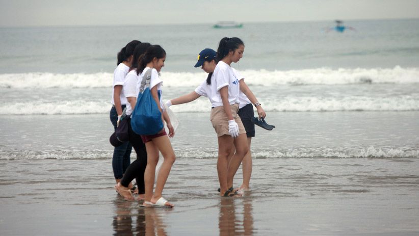 Warga Lokal dan Luar Negeri Bersama-Sama Bersihkan Pantai Kuta Bali