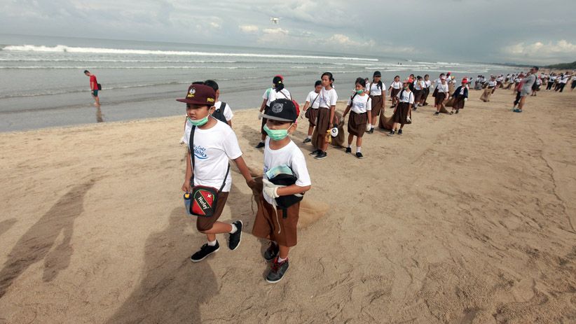Warga Lokal dan Luar Negeri Bersama-Sama Bersihkan Pantai Kuta Bali