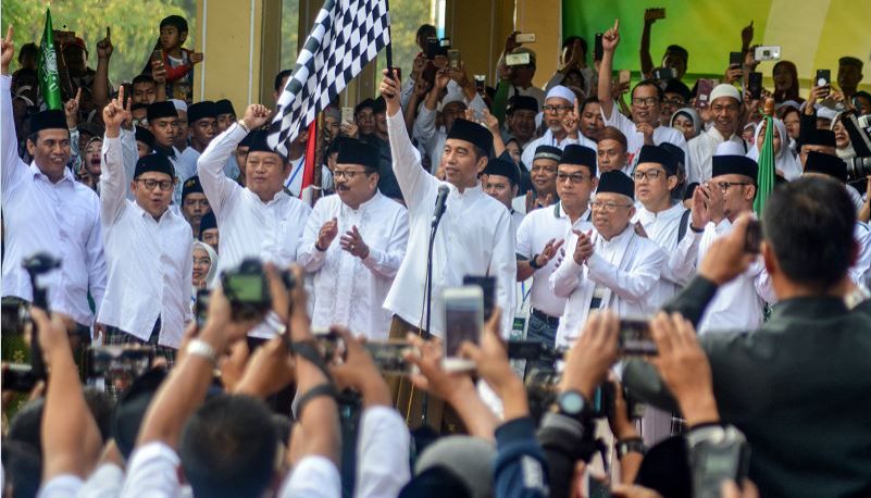 Kenakan Sarung dan Koko Putih, Jokowi Lepas Kirab Santri di Sidoarjo