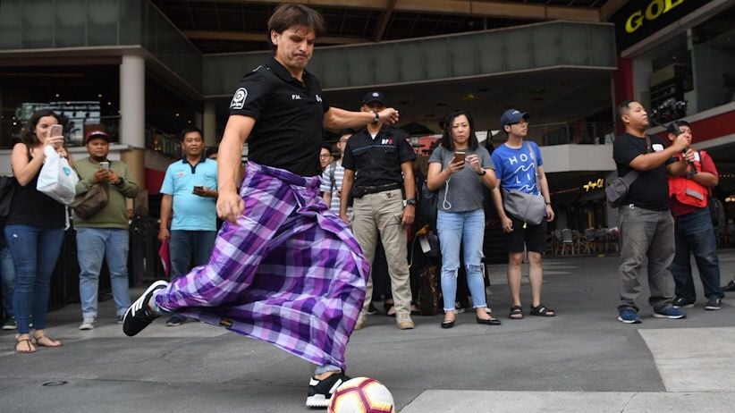 Aksi Fernando Morientes Main Bola Pakai Sarung di Surabaya - Bagian 1