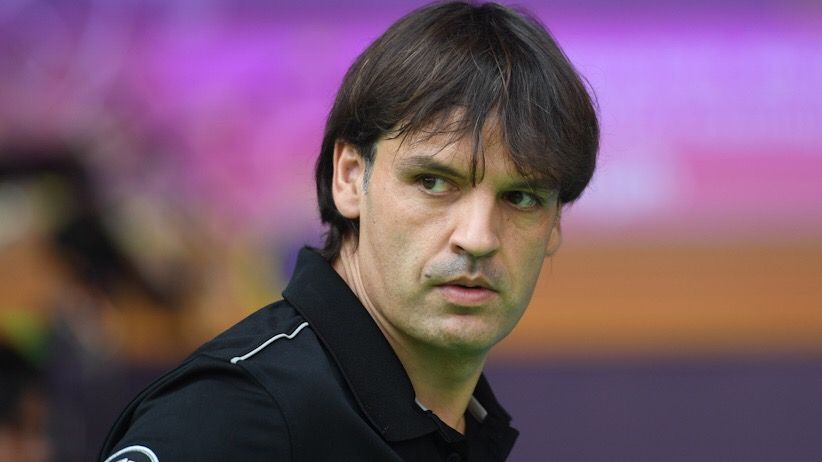 Aksi Fernando Morientes Main Bola Pakai Sarung di Surabaya - Bagian 2