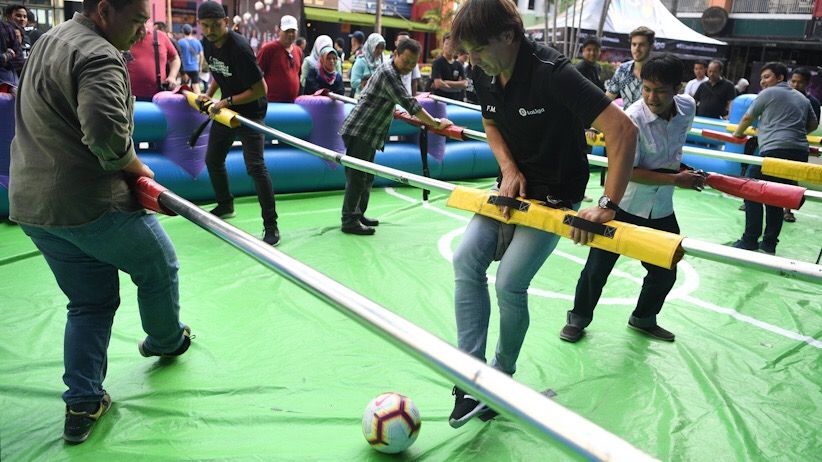 Aksi Fernando Morientes Main Bola Pakai Sarung di Surabaya - Bagian 3