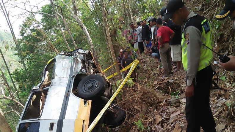 Mobil Rombongan Pernikahan Masuk Jurang, 2 Penumpang Tewas dan 15 Luka