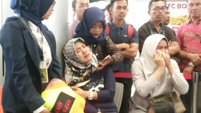title Ratusan Keluarga Tunggu Kepastian Lion Air di Bandara Pangkal Pinang Ratusan Keluarga Tunggu Kepastian Lion Air di Bandara Pangkal Pinang