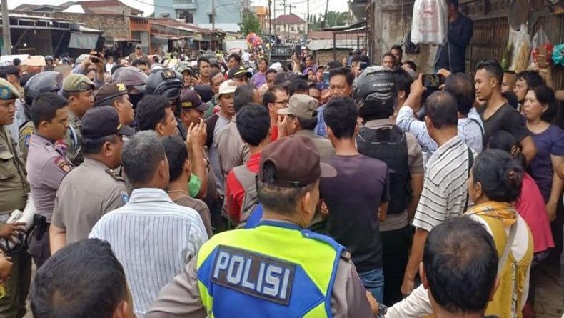 Penertiban PKL Ricuh, Satpol PP dan Pedagang Bentrok di Medan