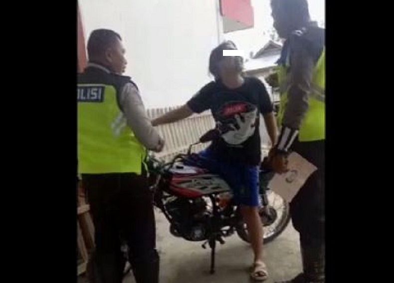 title Terjaring Operasi Zebra, Wanita di Gorontalo Ngamuk dan Ludahi Polisi Terjaring Operasi Zebra, Wanita di Gorontalo Ngamuk dan Ludahi Polisi