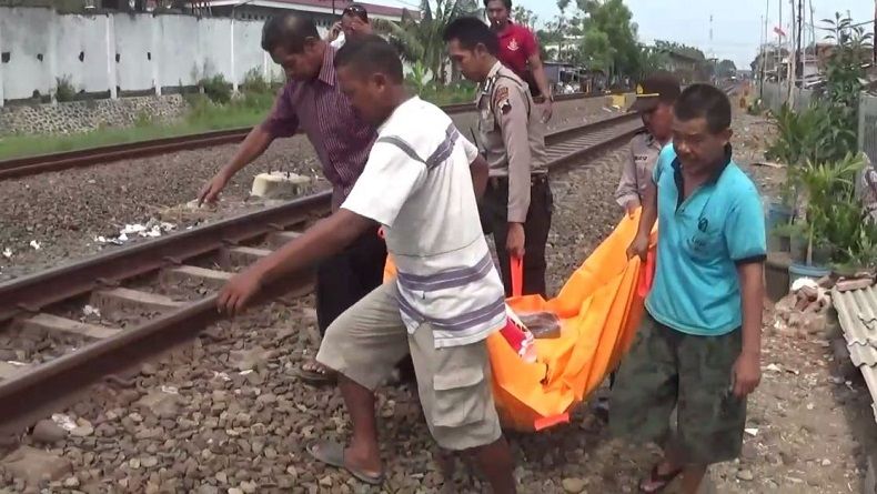 title Jalan di Jembatan Rel, Seorang Wanita Tewas Disambar Kereta Barang Jalan di Jembatan Rel, Seorang Wanita Tewas Disambar Kereta Barang