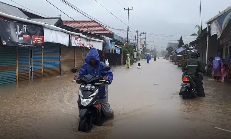 Banjir 1,5 Meter Terjang 6 Kecamatan di Kota Padang, 3 Orang Hilang