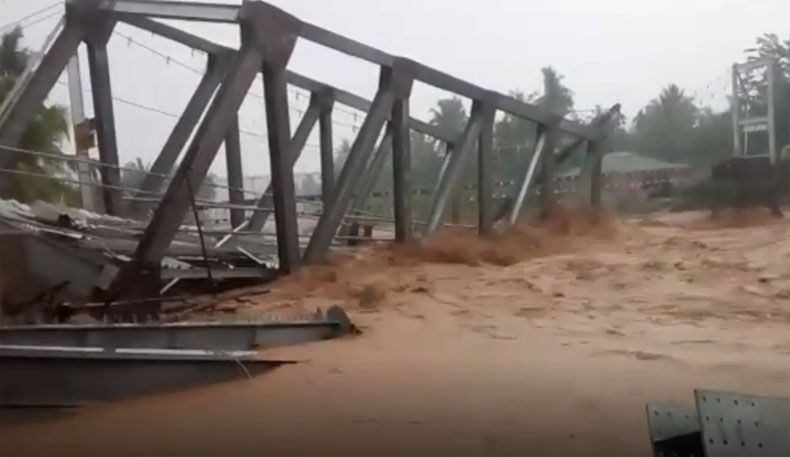 Begini Detik-Detik Banjir Bandang Hanyutkan Jembatan di Kota Padang