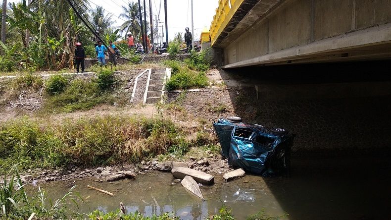 title Pengemudi Mengantuk, Mobil Katana Tabrak Jembatan dan Terjun ke Sungai Pengemudi Mengantuk, Mobil Katana Tabrak Jembatan dan Terjun ke Sungai