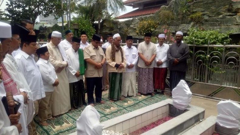 Akhiri Lawatan 3 Hari di Jatim, Prabowo Salat Jumat di Masjid Ampel