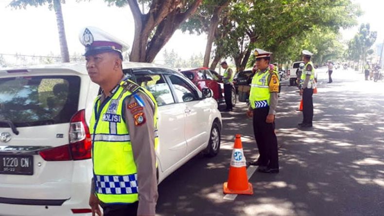 Niat Hindari Razia, Sopir Mobil di Polman Ini Malah Tabrak Anggota TNI