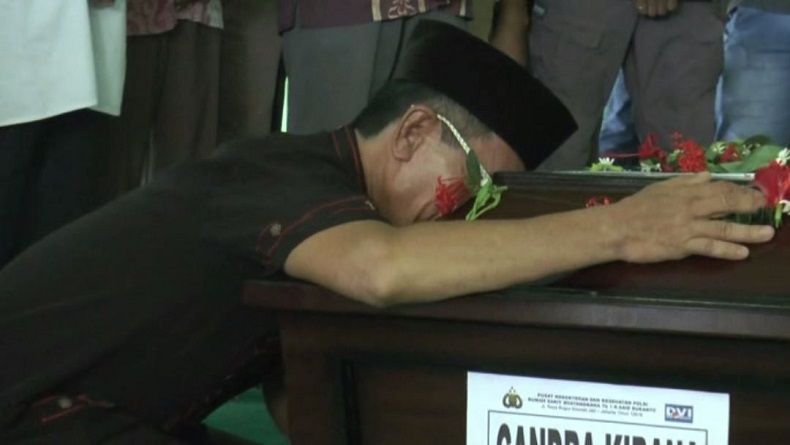 Pelukan Sang Ayah untuk Candra Korban Lion Air Sebelum Dimakamkan