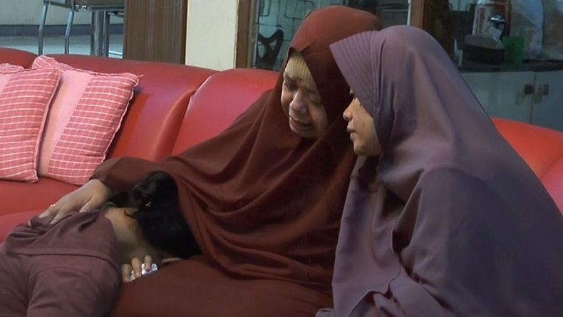title Jenazah Penyelam Basarnas yang Gugur Disambut Isak Tangis Keluarga Jenazah Penyelam Basarnas yang Gugur Disambut Isak Tangis Keluarga
