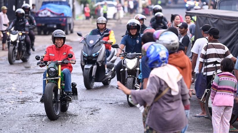 Blusukan ke Pasar Anyar, Presiden Jokowi Naik Motor Custom - Bagian 1