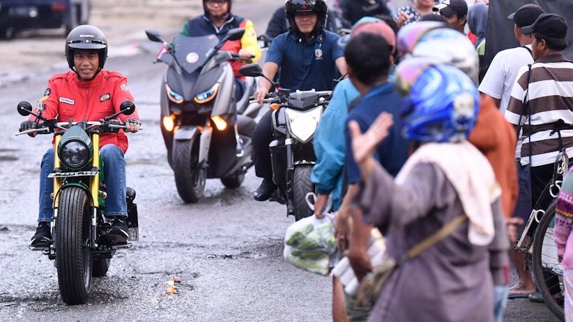 Blusukan ke Pasar Anyar, Presiden Jokowi Naik Motor Custom - Bagian 2