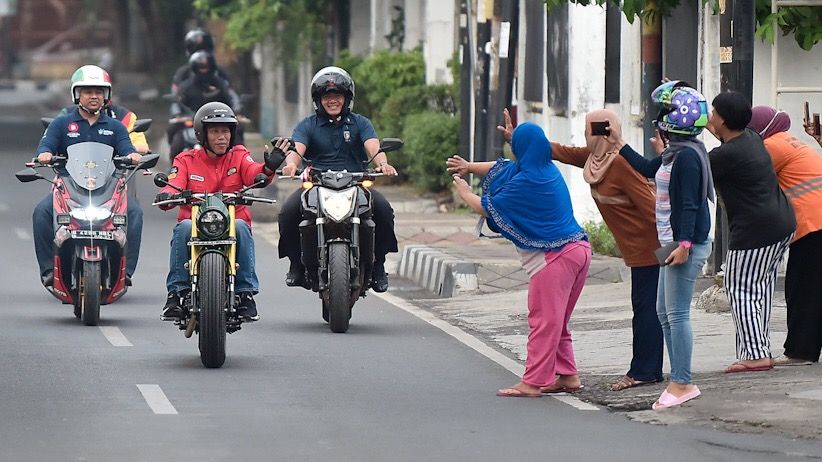 Blusukan ke Pasar Anyar, Presiden Jokowi Naik Motor Custom - Bagian 3