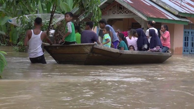 Banjir di Limapuluh Kota Makin Parah, Warga Dievakuasi dengan Sampan