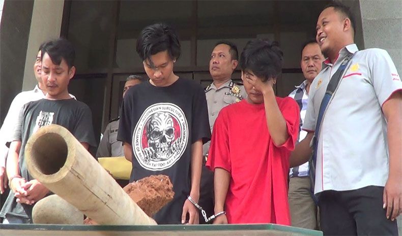 title Termakan Isu Hoaks Penculikan Anak, 1 Orang di Kendal Tewas Dikeroyok Termakan Isu Hoaks Penculikan Anak, 1 Orang di Kendal Tewas Dikeroyok
