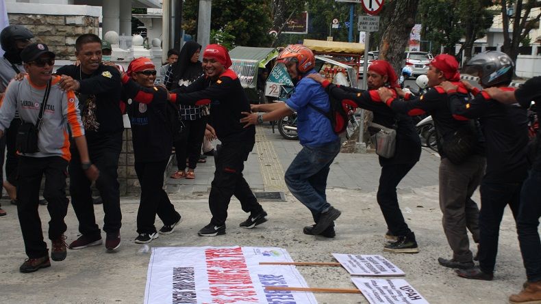 title UMP Sumut 2019 Dinilai Tak Layak, Buruh Demo di Kantor Gubernur UMP Sumut 2019 Dinilai Tak Layak, Buruh Demo di Kantor Gubernur