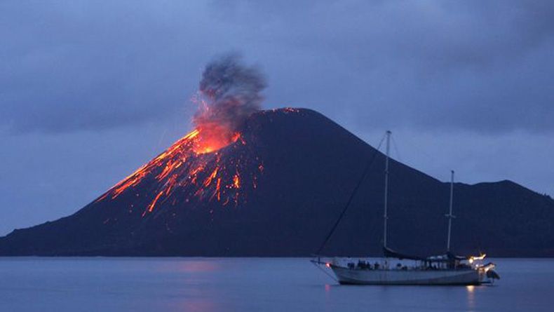 Gunung Anak Krakatau Meletus 673 Kali Disertai Lontaran Lava Pijar