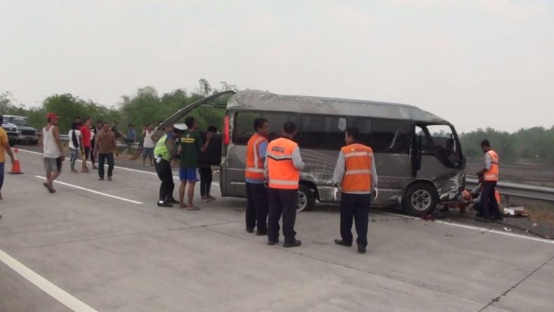 Mobil Rombongan Takziah Terguling di Tol Surabaya-Mojokerto, 10 Luka