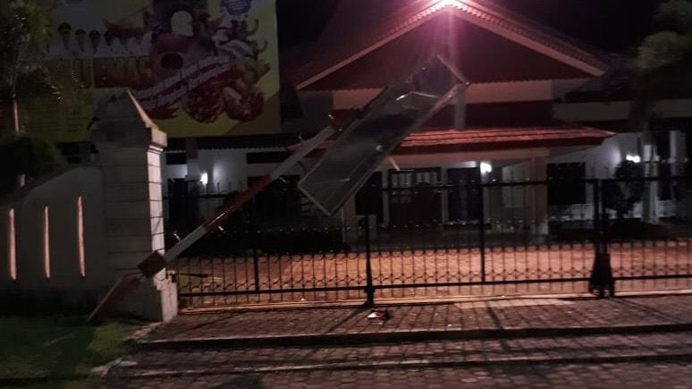 Penampakan Sayap Pesawat Lion Air JT 633 Hancur Tabrak Tiang Lampu - Bagian 5