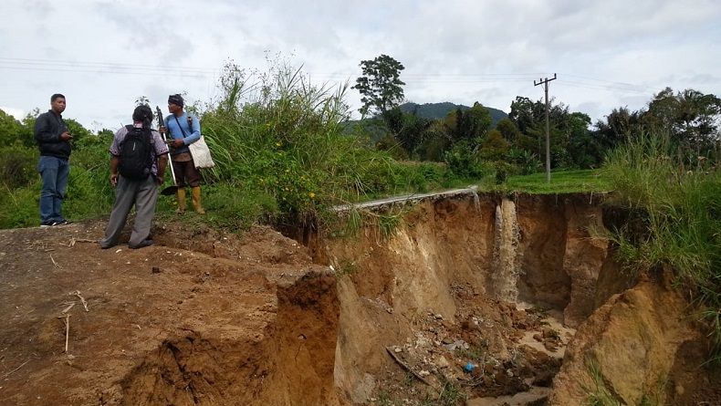 Jalan Ambles Sedalam 10 Meter di Dairi Ancam Keselamatan Pengendara