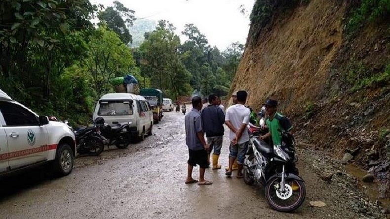 Longsor Sepanjang 50 Meter Tutup Jalinsum, Akses ke Madina Lumpuh