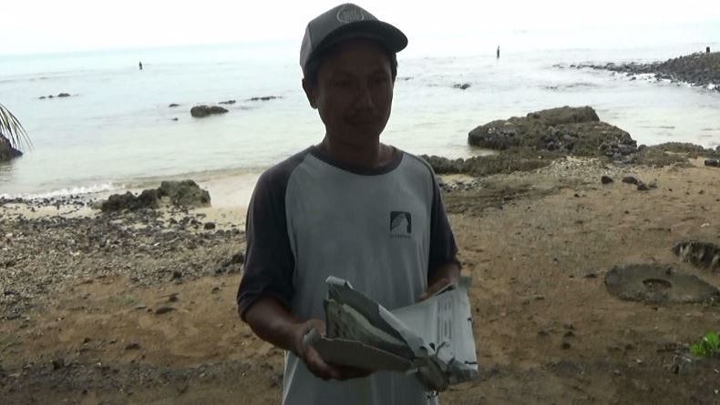 Heboh, Warga Temukan Bagian Jok Penumpang Pesawat di Pantai Anyer