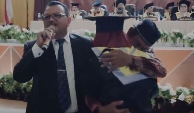 Viral Banjir Air Mata saat Wisuda di Universitas Cokroaminoto Palopo
