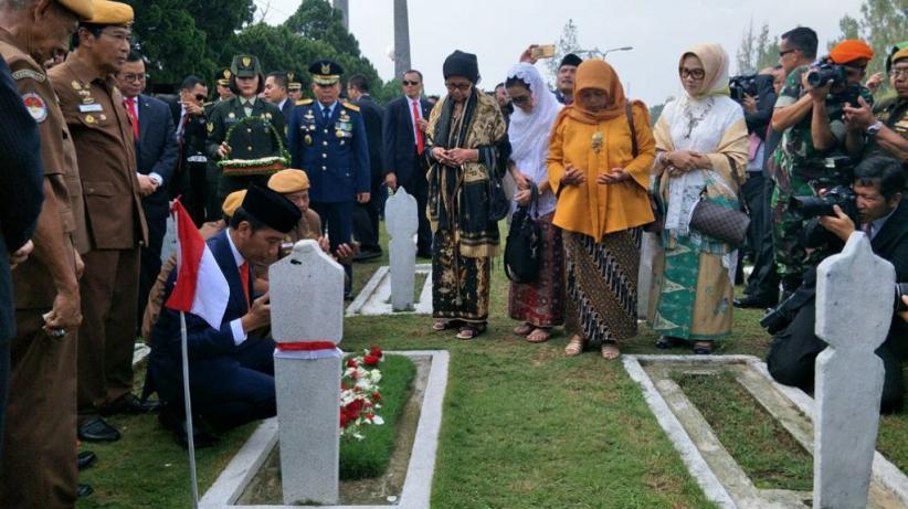 Peringatan Hari Pahlawan Nasional, Jokowi Tabur Bunga di TMP Cikutra
