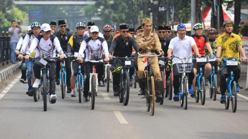 Ini Alasan Jokowi Berseragam Veteran saat Gowes Bandung Lautan Sepeda
