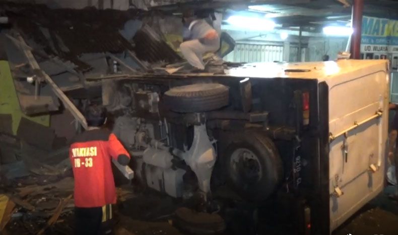 Sopir Ngebut, Truk Boks Oleng dan Tabrak Rumah Warga di Jombang