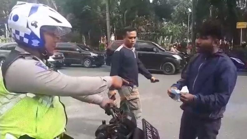 title Menolak Ditilang, Pemuda di Medan Melawan dan Mengaku Keluarga Polisi Menolak Ditilang, Pemuda di Medan Melawan dan Mengaku Keluarga Polisi